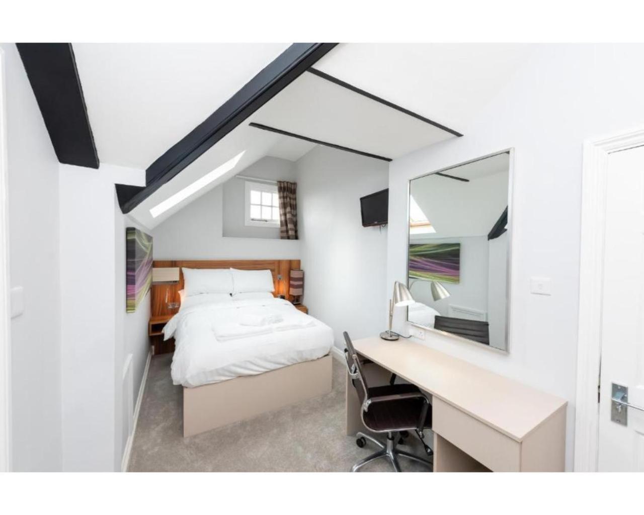 Hotel Uno Heathrow Windsor 4*